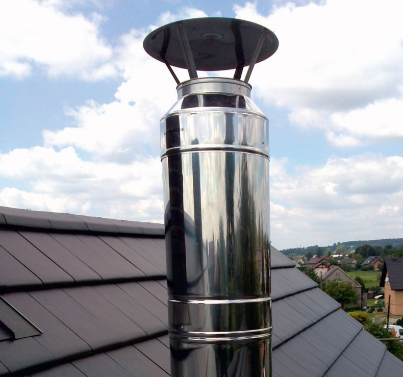Komin stalowy zamontowany na zewnątrz domu
