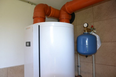 Krótką czerpnię powietrza z zewnątrz i dłuższą wyrzutnię utworzono z rury z PVC o średnicy 160 mm