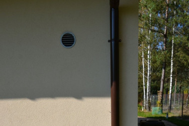 Kratka wyrzutni powietrza na wschodniej ścianie domu