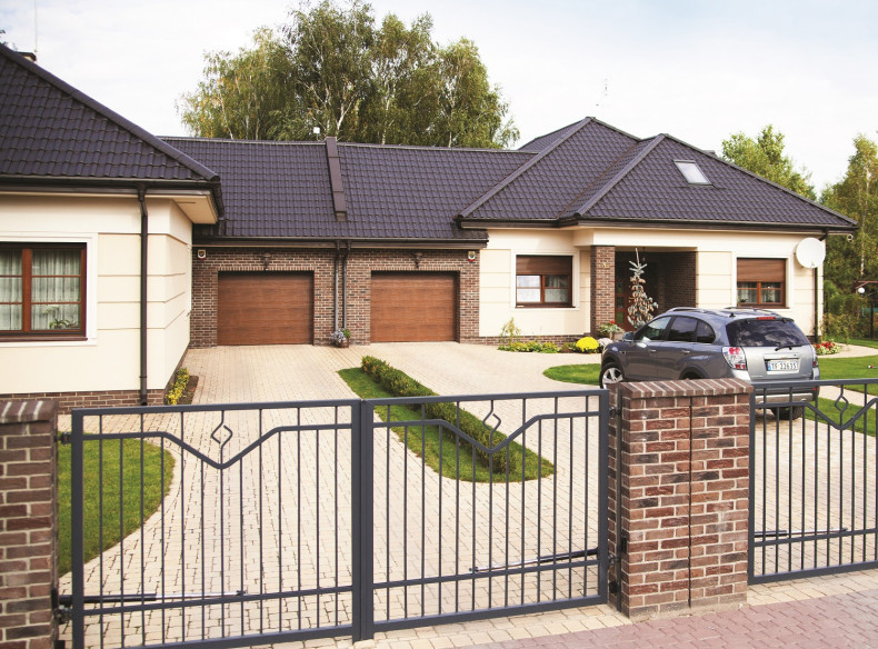 Zautomatyzowana brama i furtka ze skrzydłami otwieranymi uchylnie