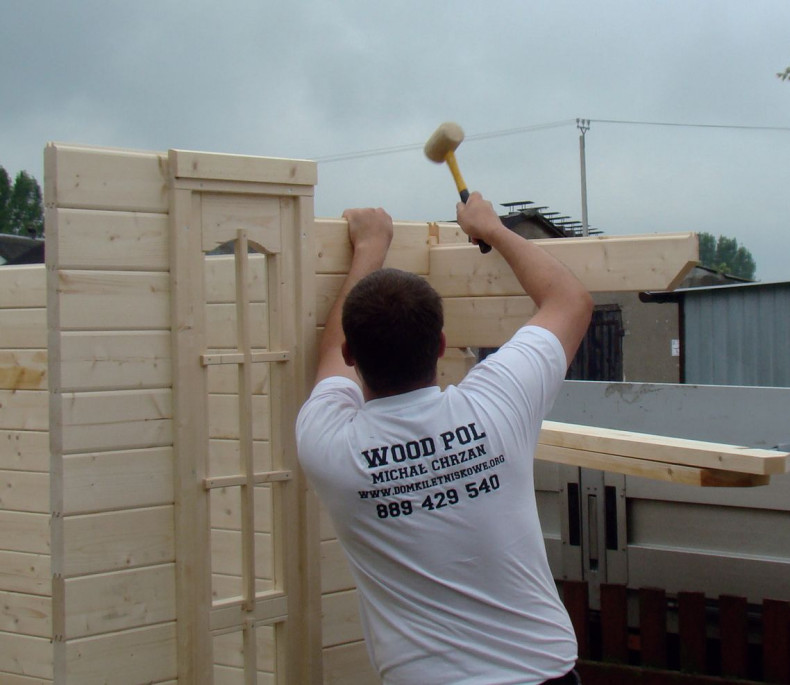 Montaż lżejszej altany o ażurowej konstrukcji - łączenie ścian