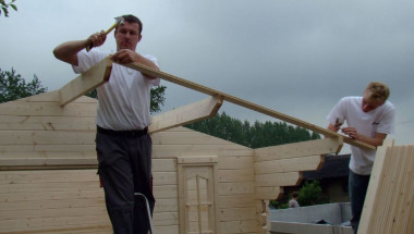 Mocowanie desek do krokwi - przybijanie młotkiem