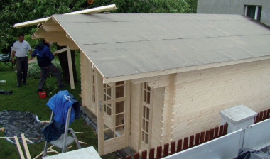 Układanie pokrycia na deskowaniu - altana prostokątna