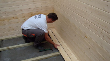 Układanie listew przypodłogowych