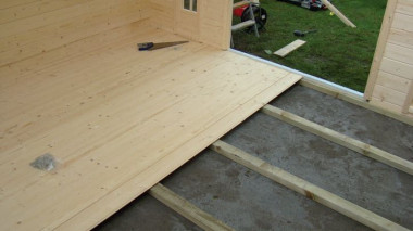 Układanie listew przypodłogowych