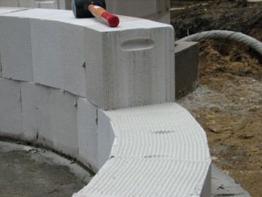 Beton komórkowy - budowa ściany po łuku