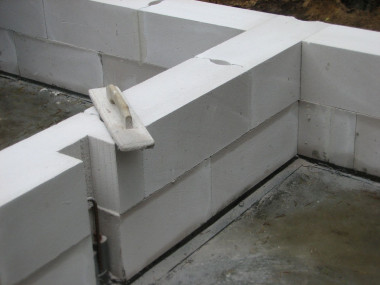 W bloczkach bardzo łatwo wycina się wszelkie bruzdy i otwory