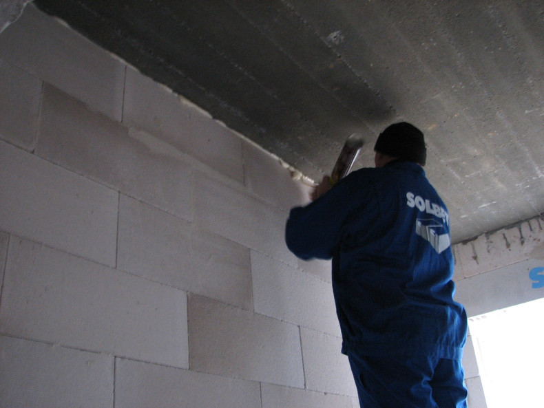 Wypełnienie szczeliny, pomiędzy ścianą działową a stropem, materiałem trwale plastycznym