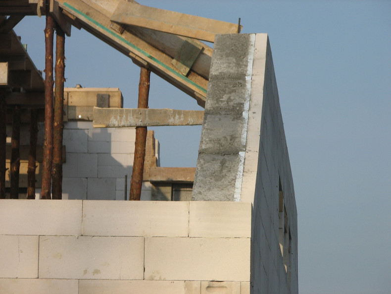 Wieniec obudowany płytkami z betonu komórkowego w ścianie jednowarstwowej