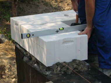 Murowanie pierwszej warstwy na zaprawie cementowej