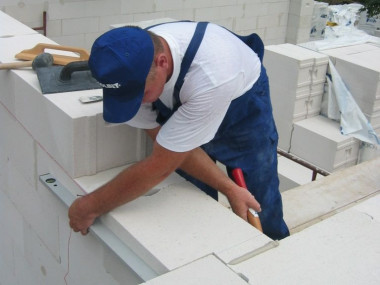 Sprawdzanie za pomocą poziomnicy właściwego ustawienia kolejnych bloczków