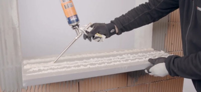 2. Na poprawnie przygotowanym podłożu fachowcy przyklejają za pomocą kleju lub piany ciepły parapet.