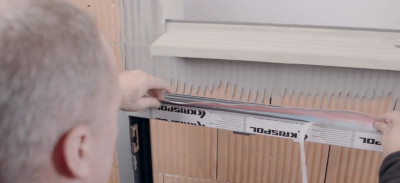 3. Następnie montowana jest taśma paroszczelna od wewnątrz, stroną paroprzepuszczalną od zewnątrz.