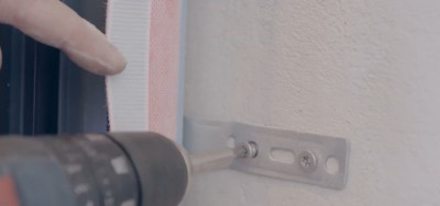 5. Po tej czynności następuje przymocowanie okna do muru (za pomocą kotew lub śrub).