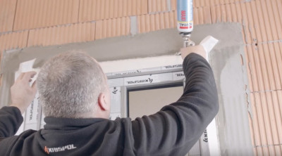 Następnie szczeliny trzeba uzupełnić pianą między oknem a styropianem.