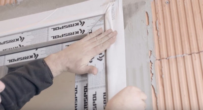 7. Następnie montażysta powinien dokleić taśmę do otworu.