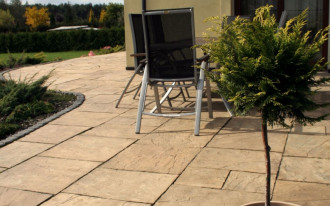 W jaki sposób układa się płyty betonowe i kamienne na tarasach ziemnych?