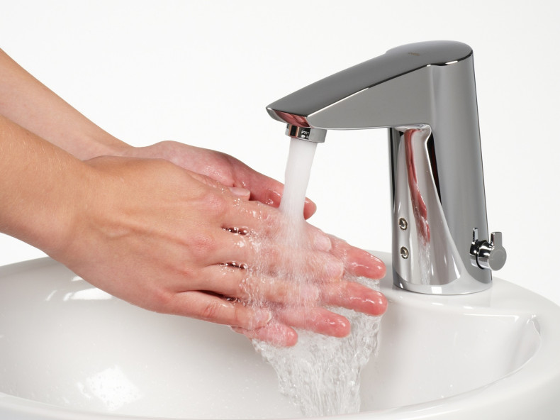 Mycie rąk nad umywalką