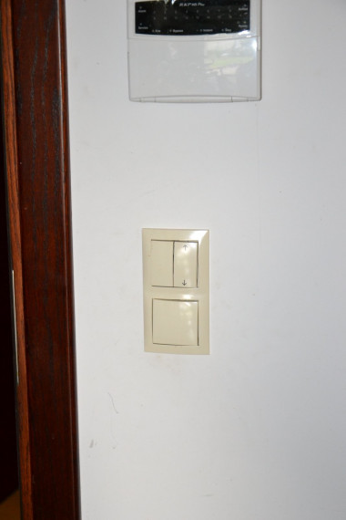 Przycisk przy wewnętrznym przejściu z garażu do domu