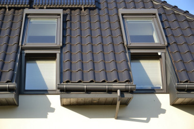 Rolety materiałowe na oknach kolankowych