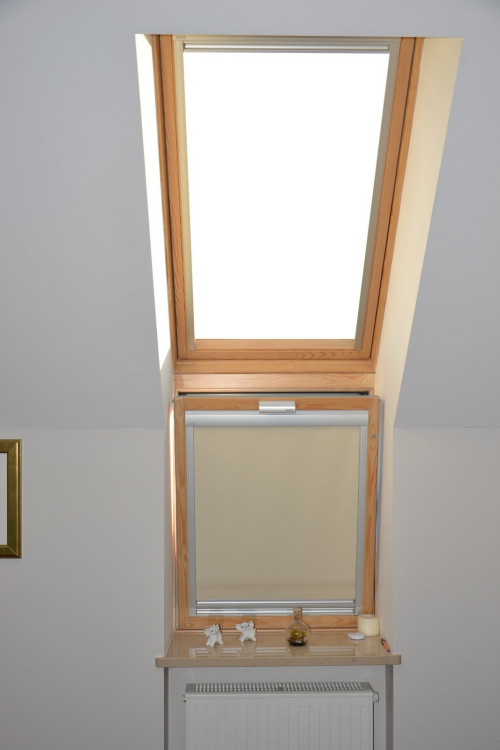 Okno kolankowe w sypialni