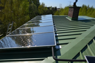 Obróbki blacharskie na płytach warstwowych oraz mocowania kolektorów słonecznych