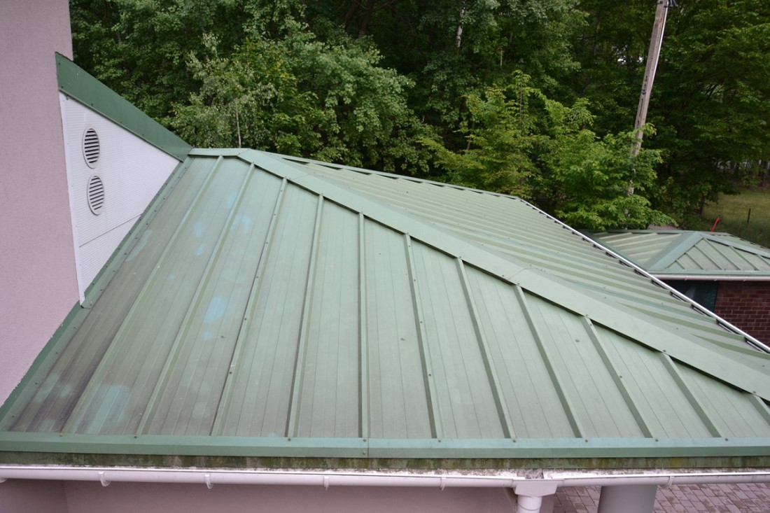 Dach pokryty samonośnymi płytami warstwowymi wykończonymi blachą stalową
