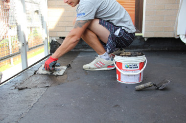 Hydroizolację w postaci pasty nakładamy dwuwarstwowo stalową pacą