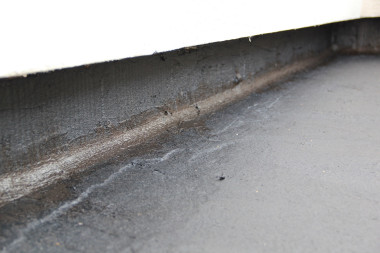 Wyoblenie (faseta) na styku tarasu i ściany