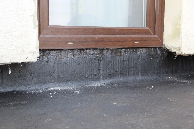 Wykonanie hydroizolacji, podcięty styropian