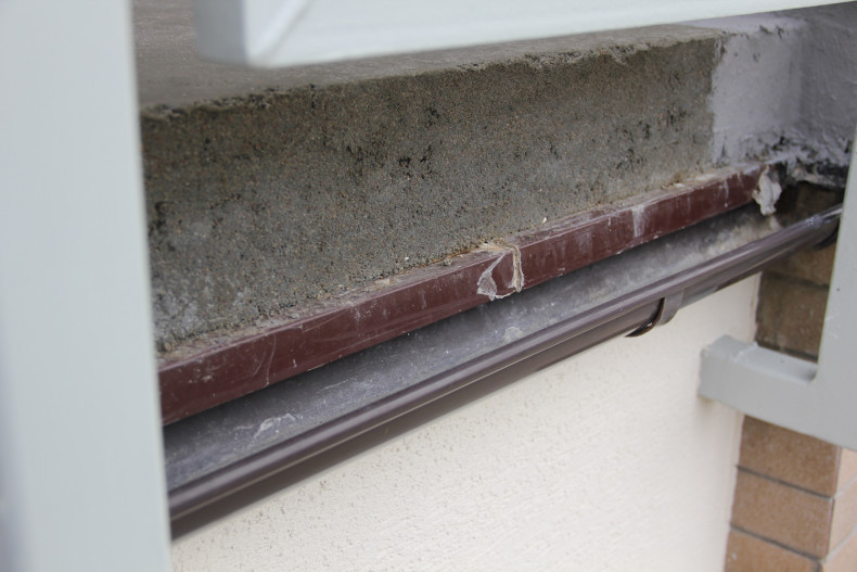 Warstwa dociskowa z betonu - pod nią znajduje się ocieplenie ze styropianu