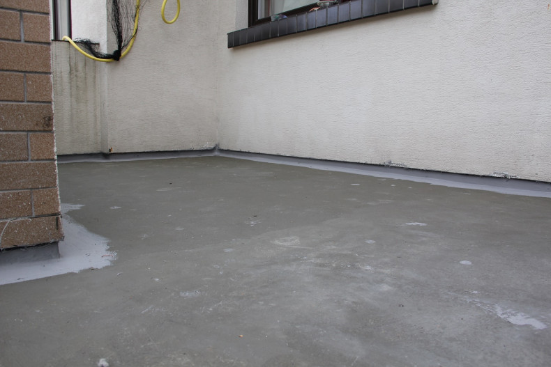 Na warstwie dociskowej układa się dwuwarstwowo hydroizolację podpłytkową