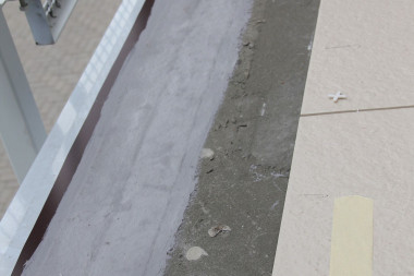 Zabezpieczenie na krawędzi obróbki blacharskiej