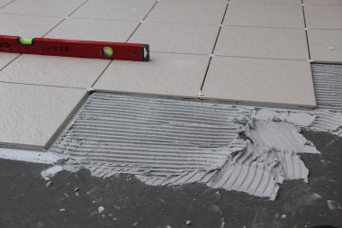 Zaprawa klejowa nałożona na podłoże