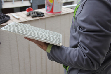 Zaprawę nanosimy na płytki