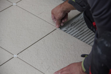 Fugi nie mogą być zbyt wąskie - odpowiednie będą 4-5-milimetrowe.