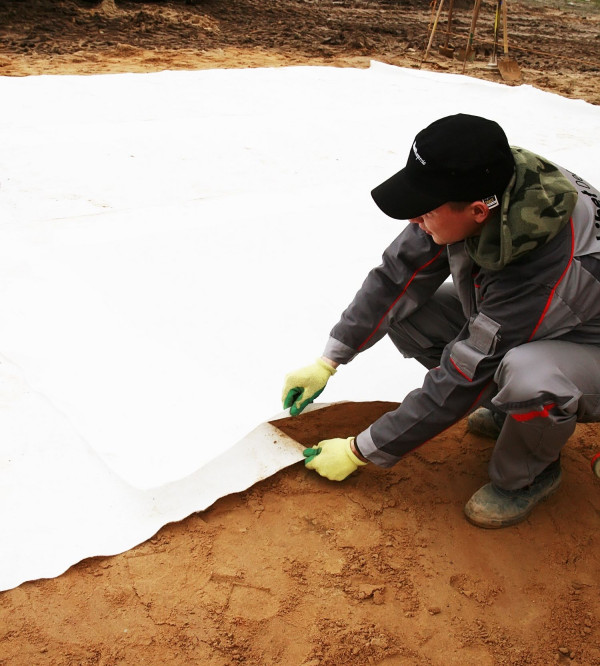 Podczas generalnego remontu tarasu, na gruncie rozłóżmy geowłókninę, a dopiero na niej kruszywo
