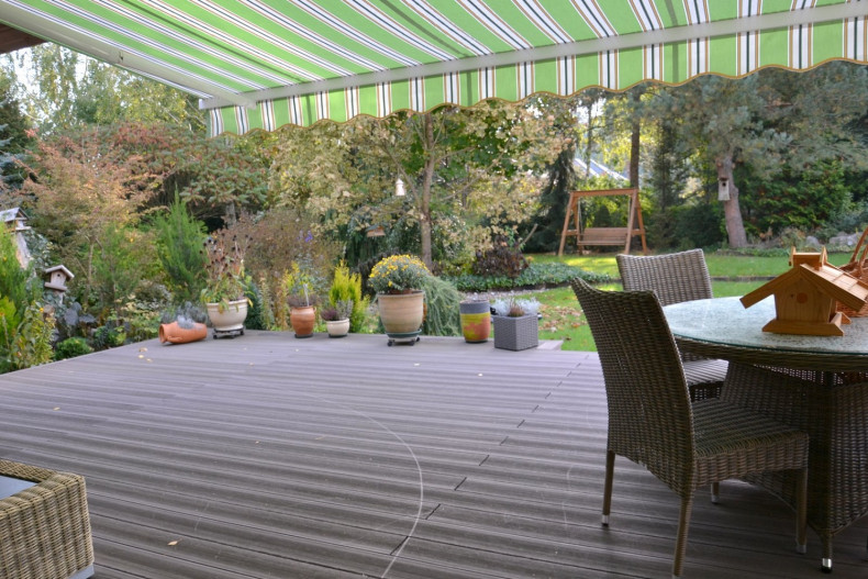 Podczas przesuwania stołu, zarysowano nawierzchnię z kompozytu