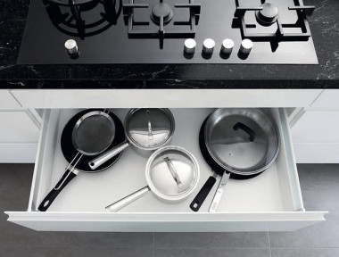 Białe szafki i kontrastujący blat