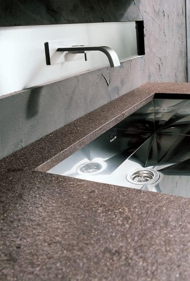 Zlew podwieszany od dołu blatu