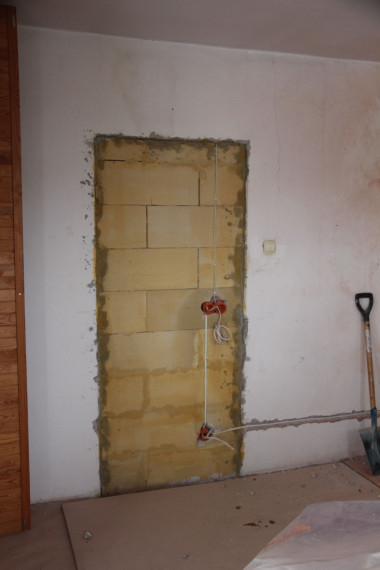 Stary otwór drzwiowy zamurowany bloczkami z betonu komórkowego