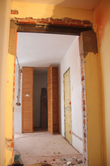 Nadproże nad drzwiami ze stalowego dwuteownika