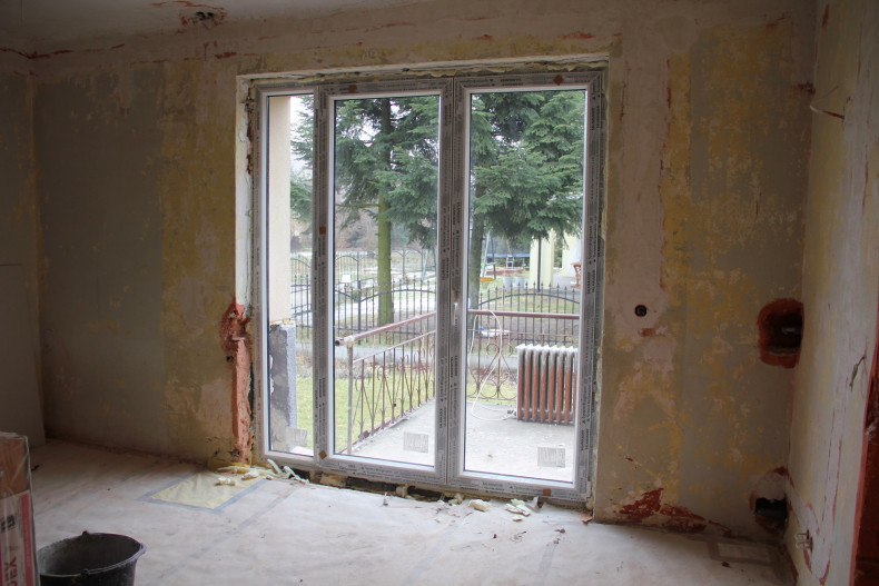 Wstawianie dwuskrzydłowych drzwi z doświetlem