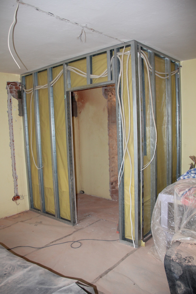 W szkieletowych ściankach działowych ukryto przewody instalacji elektrycznej