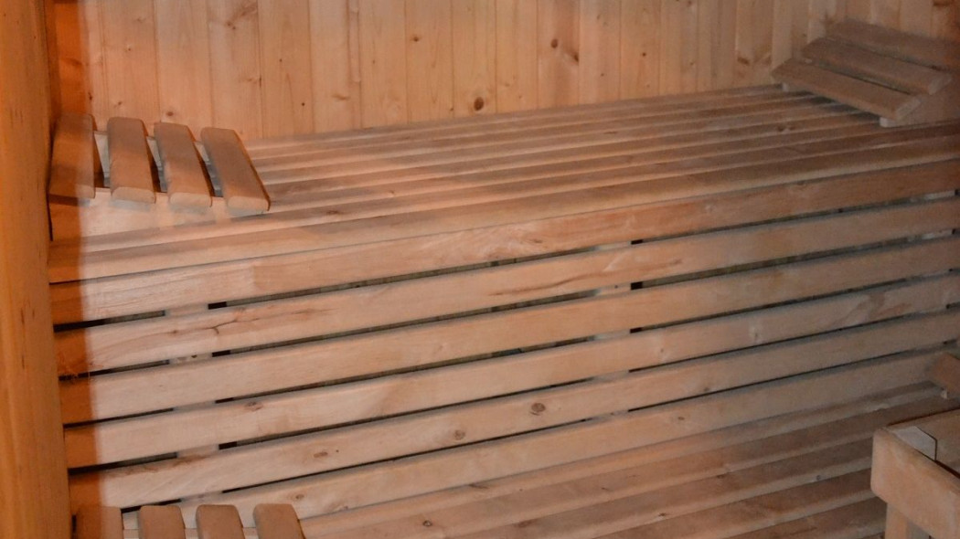Sauna w piwnicy drewnianego domu ma tylko jedną wadę
