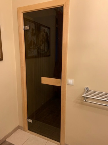 Drzwi wykonano z hartowanego, przyciemnionego szkła o grubości 8 mm