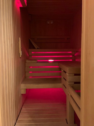 Ściany sauny wykonano z drewna cedrowego