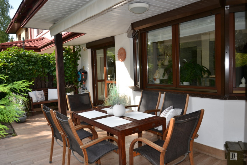 Rolety elewacyjne przymocowano do ram okien