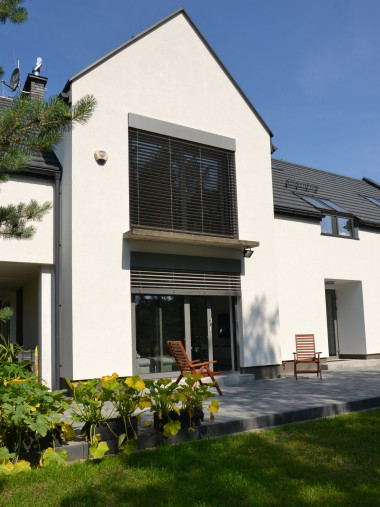 Żaluzje z aluminium podkreślają nowoczesny charakter bryły budynku