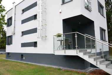 Boczna elewacja z kominami zewnętrznymi i drabinką ze stali nierdzewnej